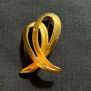 VTG Signed Gold Tone Elegant Brooch. By Allison Reed, Beautiful piece!